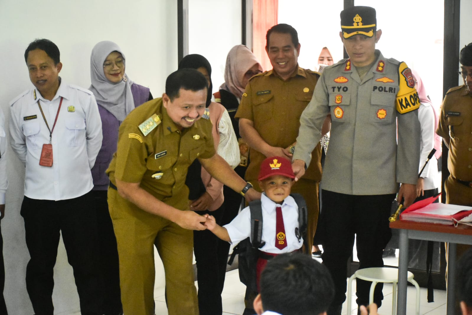 Dari Jalanan ke Bangku Sekolah: Bupati Dony Antarkan Fikri ke Sekolah Rakyat