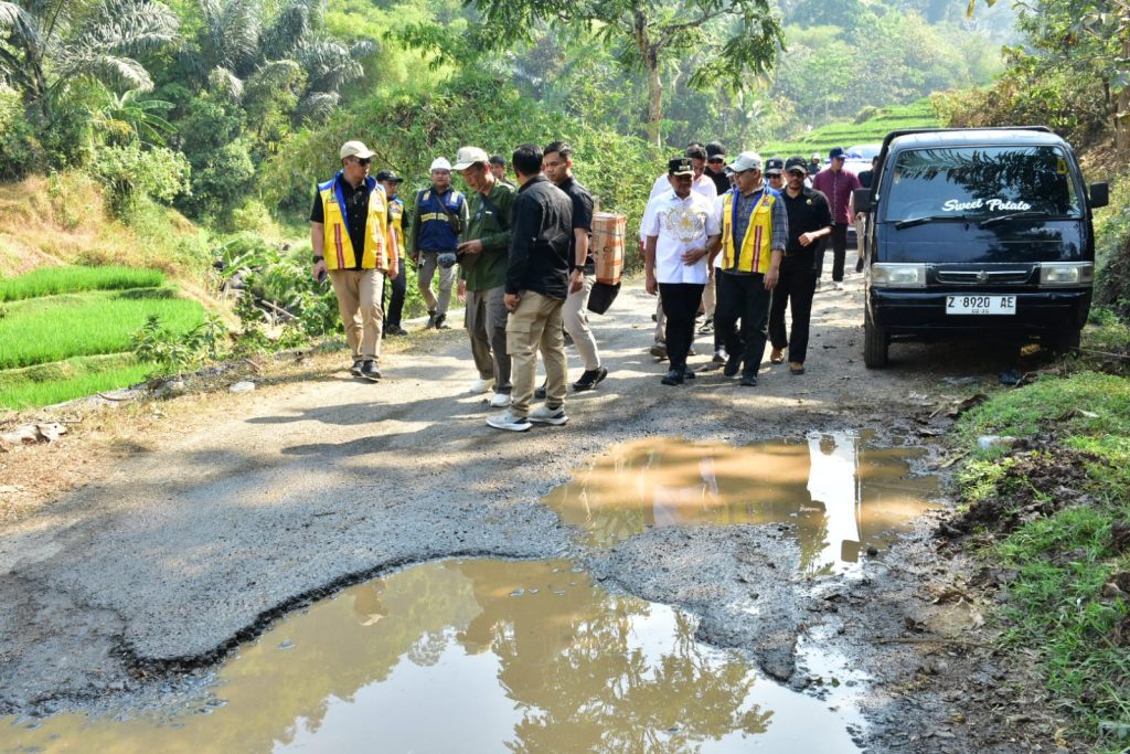 Jalan Darmaraja–Cibugel Dikebut, Bupati Dony: Bukan Cuma Mulus, Tapi Juga Harus Aman!