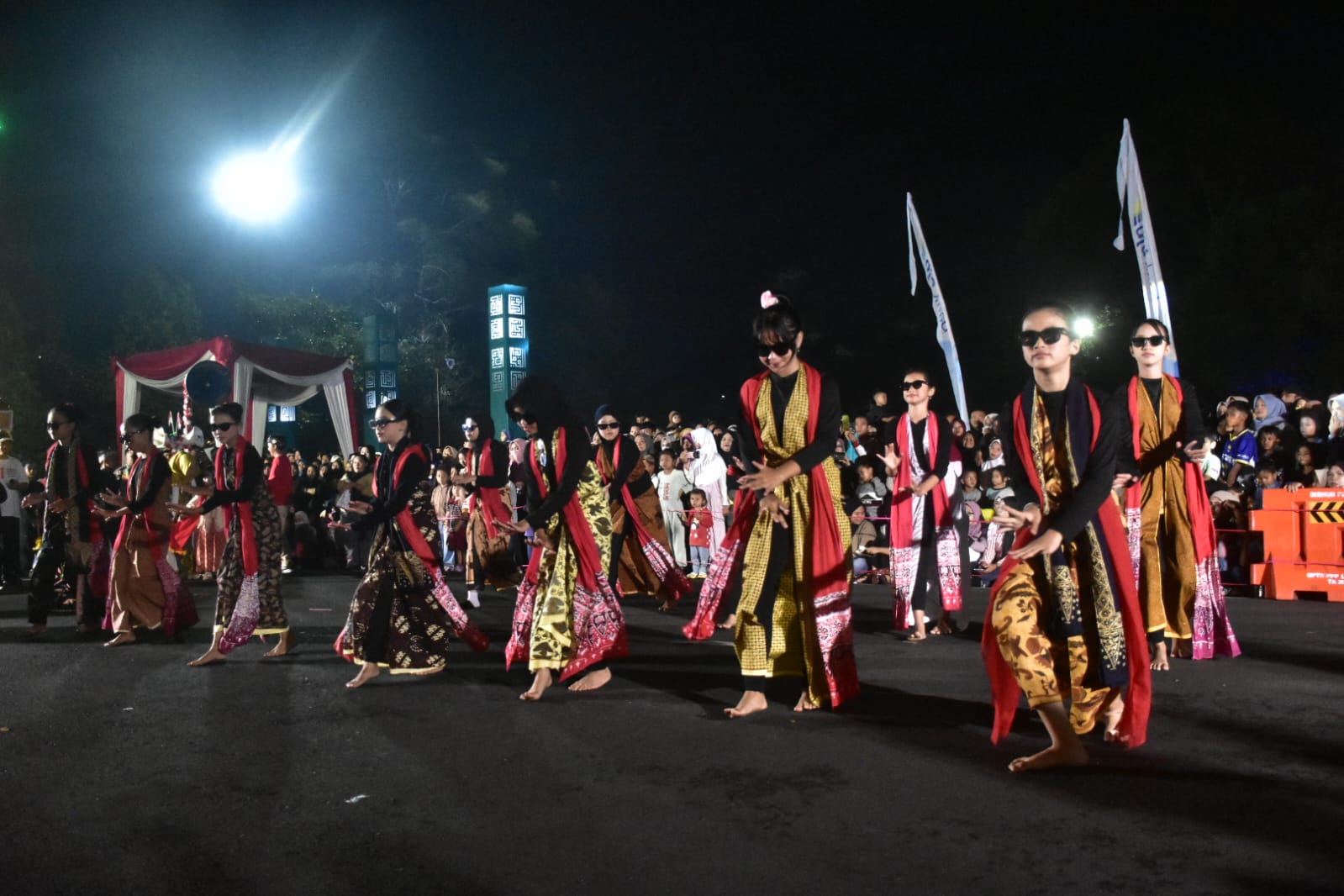 Pawai Lampion Bikin Malam HUT ke-81 RI Makin Meriah, Ada Tahu Sawo hingga Ubi Cilembu!